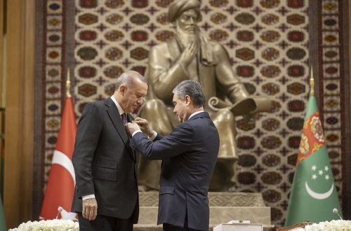 Бердымухамедов наградил Эрдогана орденом 