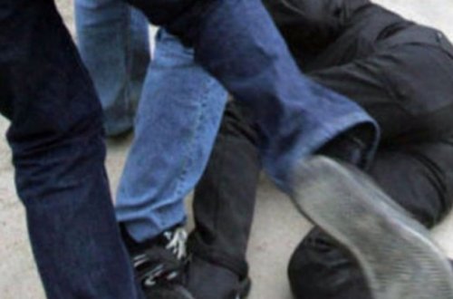 В Баку в ходе драки молодого человека ударили ножом