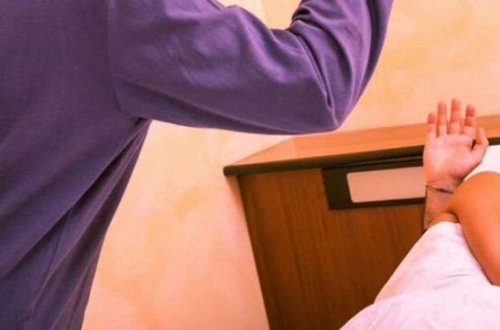 Əşyaların arasında dərman tapdı: Dəhşətli xəyanətin üstünü açdı: Doğma bacısı ilə...