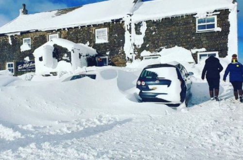 Güclü qar səbəbindən insanlar üç gündür “pub”dan çıxa bilmir - FOTO