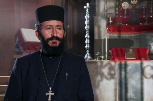 Ermənistanda transgenderə qarşı çıxan keşiş işdən çıxarılıb