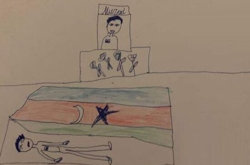 Şəhid mayorun qızı hər kəsi kövrəltdi: Atasının tabutda rəsmini çəkdi