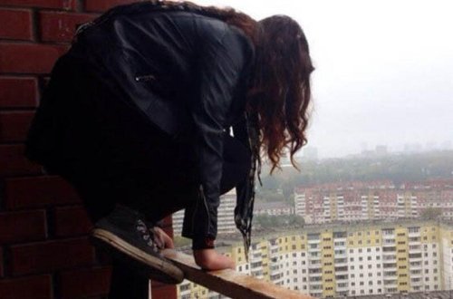 Bakıda özünü binadan atan 13 yaşlı qızın məktubu üzə çıxdı