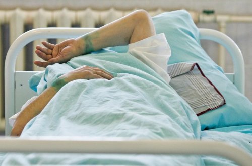 Şəmkirdə orta yaşlı kişi bıçaq xəsarəti alıb