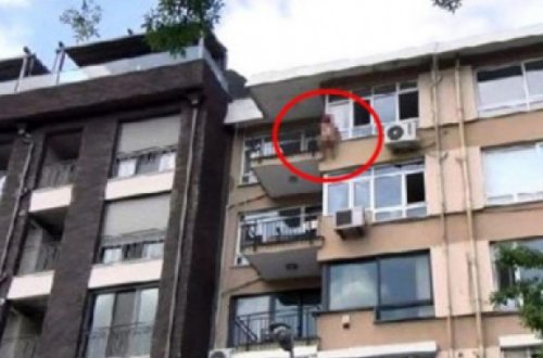 Qadın binanın 5-ci mərtəbəsində soyunaraq görün nə etdi - Qonşular ŞOKA DÜŞDÜ