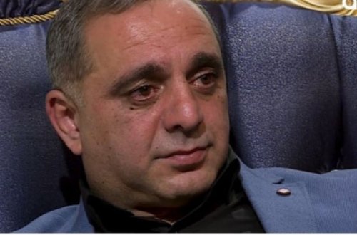 Tanınmış müğənni ölən oğlunu qarşısında görüb şok oldu – O canlıdır? (VİDEO)