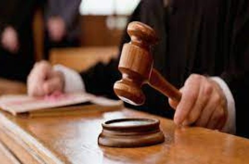 Gəncədə elektron qolbağa müdaxilə edən şəxs məhkəmə zalından azadlığa buraxılıb