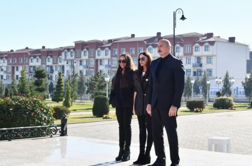 Президент Ильхам Алиев и первая леди Мехрибан Алиева совершили поездку в Губинский район-ОБНОВЛЕНО