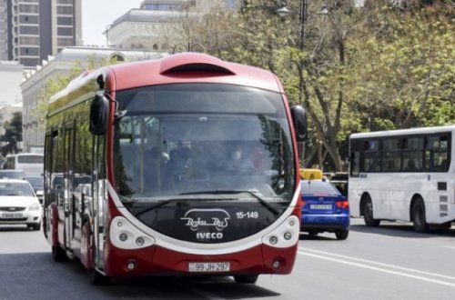 Bakıda avtobusda qadını döydülər