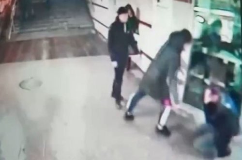 Gənc cütlüyü qorumaq istəyən kişinin özü qəddar şəkildə döyüldü - VİDEO