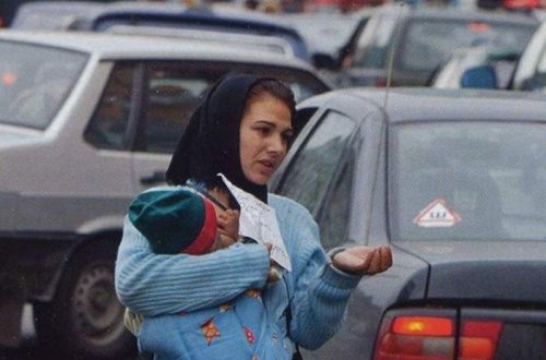 Bakıda dilənçilər özlərini avtomobilin altına atırlar - Polis işə qarışdı