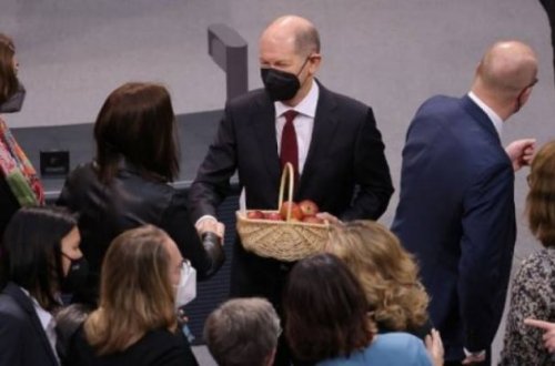 Almaniyanın yeni kansleri Olaf Şultsa qeyri-adi hədiyyə