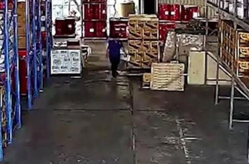 Müdirin danladığı qadın iş yerini partlatdı  - FOTO