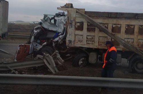 Qəzada ölənin meyitini maşından xilasedicilər çıxartdı