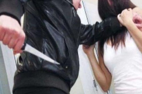 Kişi həyat yoldaşını bıçaqladı