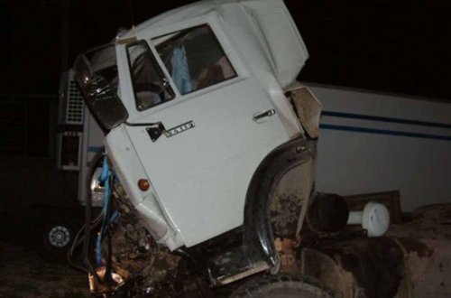 В Азербайджане столкнулись два грузовых автомобиля, есть погибший