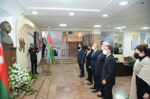 Nəsimi rayonunda Ulu öndər Heydər Əliyevin anım gününə həsr olunmuş tədbir keçirilib.