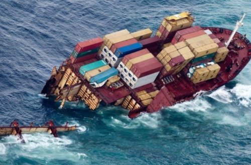 Çində yük gəmisi qəzaya uğrayıb, 4 nəfər ölüb