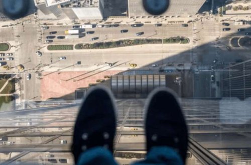 Bakıda kişi özünü binadan atdı