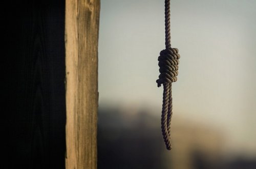 В Хачмазе 15-летняя девушка пыталась покончить с собой из-за одежды