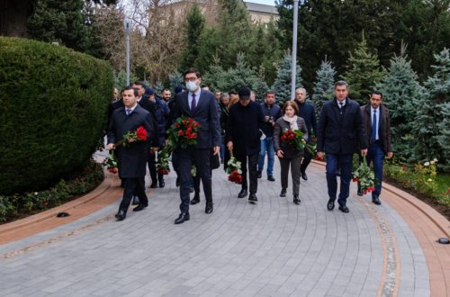 GƏNCLƏR VƏ İDMAN NAZİRLİYİ VƏ GƏNCLƏR FONDUNUN NÜMAYƏNDƏLƏRİ ULU ÖNDƏRİN XATİRƏSİNİ ANIBLAR