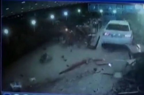 Автомобиль на высокой скорости въехал в зал ресторана - ВИДЕО