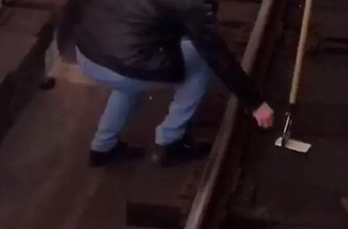 Relslərin arasına düşən telefonu çıxarmaq üçün həyatını təhlükəyə atdı - VİDEO