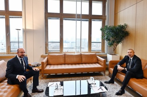 Президент Азербайджана и глава Евросовета обменялись мнениями о трехсторонней встрече