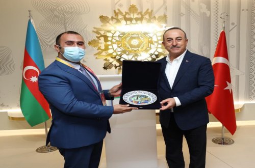 Mövlud Çavuşoğlu “Dubay-Exspo” mərkəzində Azərbaycan məhsulları ilə tanış olub