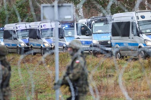 Miqrantlar Polşaya məxsus hərbi avtomobili daşladı