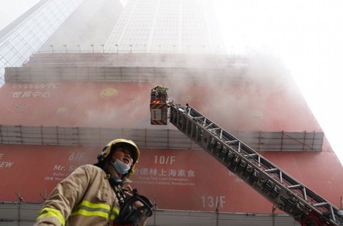 Honqkonqda ticarət mərkəzində yanğın, 500-ə yaxın insan köməksiz qaldı - Video