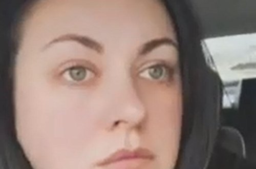 Səhvən əli canlı yayım yerinə dəydi - Atası da daxil 46 nəfər əri ilə sevişmə səhnəsini izlədi - VİDEO