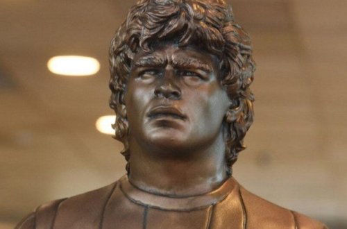 Hava limanında Maradonanın heykəli ucaldıldı