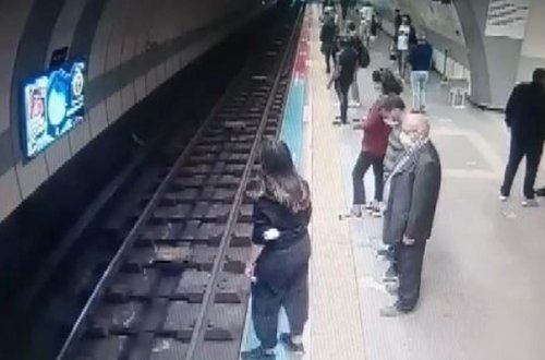 Türkiyədə gənc qız özünü qatarın altına atsa da, sağ qalıb - Video