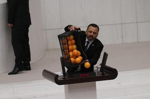 Türkiyə parlamentində portağallı etiraz - VİDEO