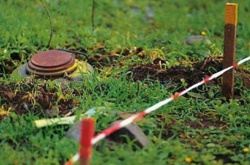 В Агдаме выполнявший дорожные работы трактор подорвался на мине