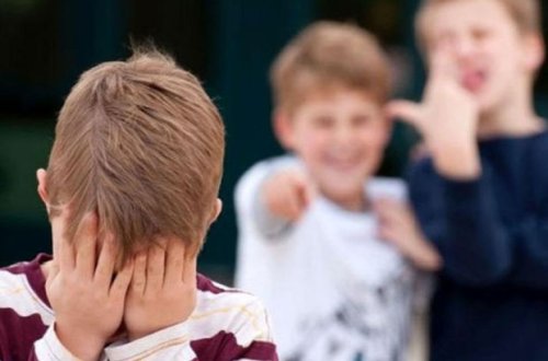 Bakıda oğlan şagirdi “qız” kimi təqdim edən müəllim CƏZALANDIRILDI - RƏSMİ