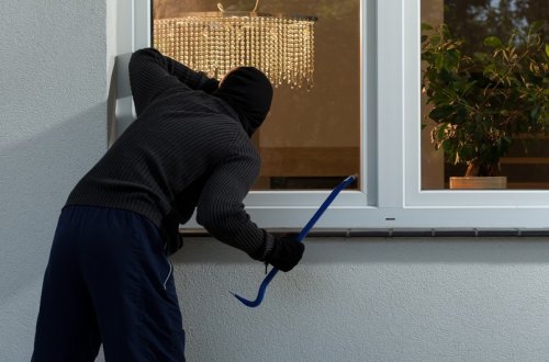 Bakıda evdən 50 min manat oğurlanıb