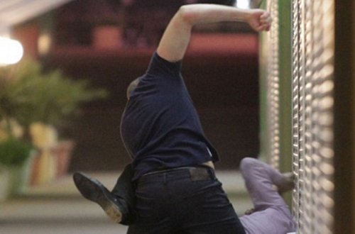 İş adamının oğlu klinikanın mühafizəçisini qadına görə öldürüb