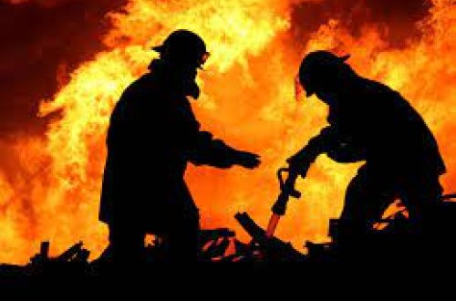 Bakıda kişi evini yandırıb, xəsarət alanlar var