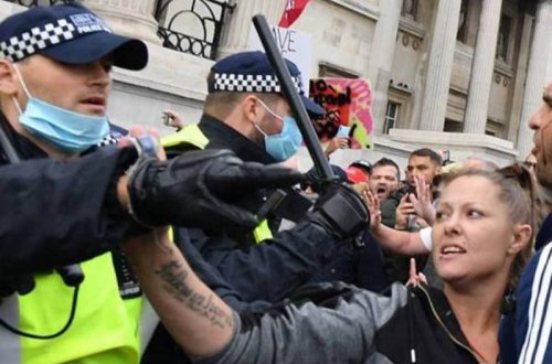 KİV: İngiltərədə etiraz aksiyasında bir neçə polis xəsarət alıb