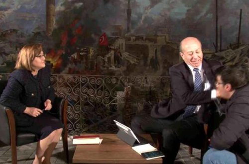 Türkiyədə jurnalist canlı efirdə müxbiri şillələdi - Video