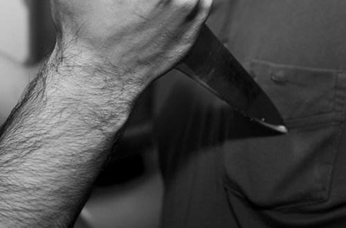 74 yaşlı qonşusunu binanın qarşısında öldürdü