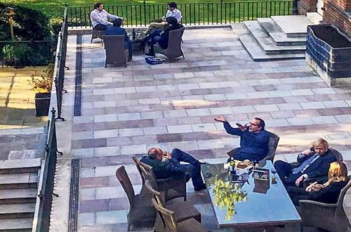 Boris Conson karantin qaydalarını pozduğu üçün tənqid olunur