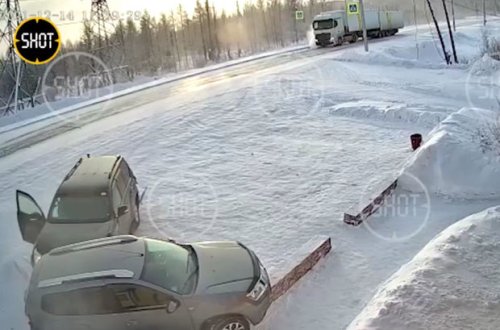 Yük maşını iki minik avtomobilinə ciddi zərər vurdu – VİDEO