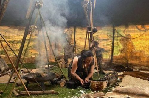 Yolda ölmüş heyvanların əti ilə qidalanan “mağara qadını” hər kəsi təəccübləndirdi - FOTO