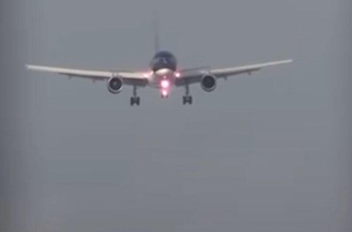 Azərbaycanlı pilotun şücaəti: əlverişsiz havada təyyarəni görün necə endirdi - VİDEO