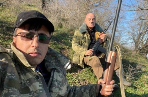 Silahla fotosu yayılan nazirlik əməkdaşı işdən çıxarıldı - Rəsmi