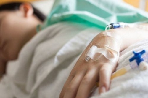 В Баку 14-летняя девочка бросилась под машину