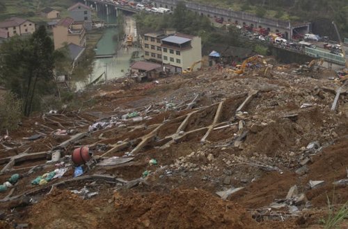 В Мьянме при сходе оползня пропали без вести около ста человек